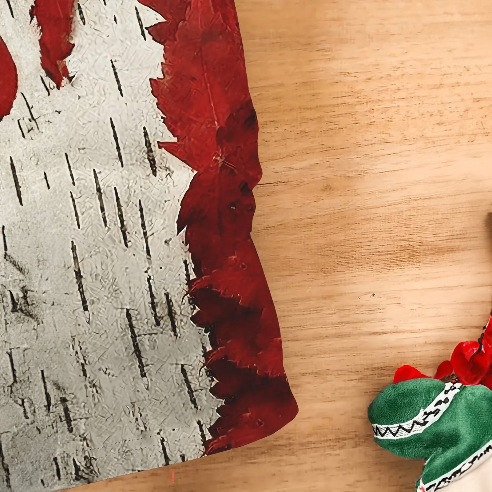 Menβs Maple Leaf Print T-shirt - Image 5